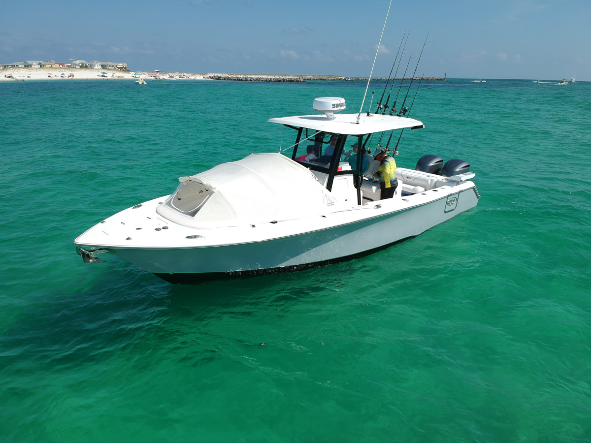 Sea Hunt 30 Gamefish center console boat fisherman forward seating bow
