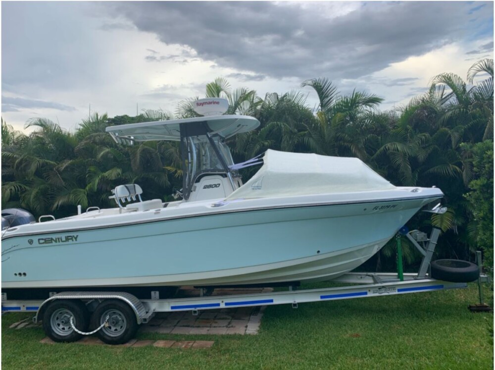 Century 2600 CC Century 2600 CC center console fishing boat with bow